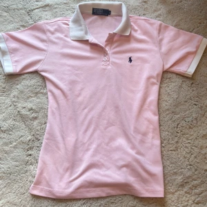 Rosa tröja från Ralph Lauren - ÄKTA! Ralph lauren tröja (rosa). Jättefin och är i storlek M men passar även xs-s (är själv xs och s tjej men denna i M passar också bra)❤️