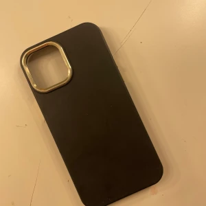 Mobilskal  - Jätte fint mobilskal till iPhone 12/12pro👏🏻 inga skador:) köpt på H&M!