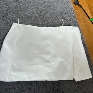 Vit kortkjol med dragkedja - Snygg vit kortkjol med shorts under jätte fin bara att den är förliten för mig 