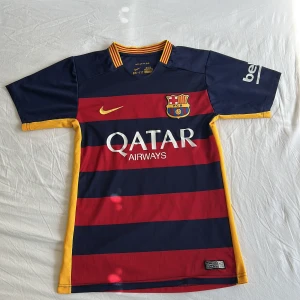 FC Barcelona Neymar Jr 11 matchtröja Nike - Säljer en äkta FC Barcelona matchtröja från säsongen 2015/16 med Neymar Jr och nummer 11 på ryggen. Tröjan är kortärmad, har breda marinblå och röda ränder, gula detaljer och klubbmärke på bröstet. Tillverkad i Dri-FIT material för bästa komfort.