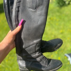 Ridstövlar  - Storlek 36, tvättas innan. Fint skick. 🌸 tror dom är ifrån hööks men inte säker 
