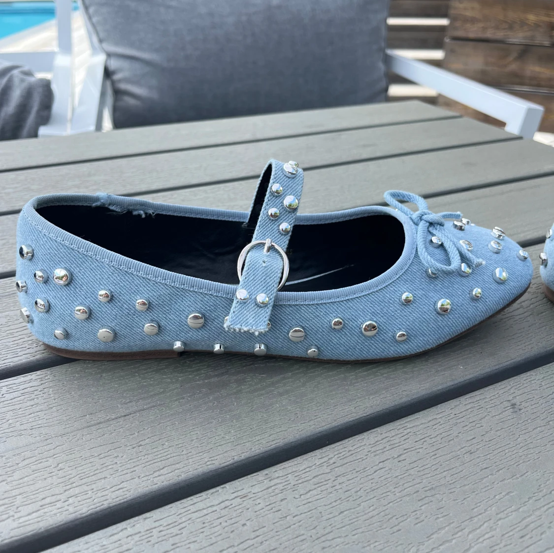 Ljusblå ballerinas med nitar från Cushionaire - 2