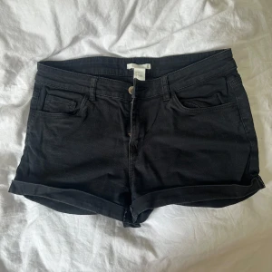 Svarta jeansshorts - Snygga svarta jeansshorts.Perfekta för en chill sommardag och enkla att matcha med allt