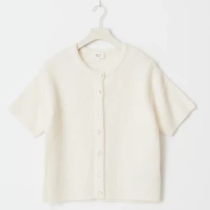 Stickad kofta Gina tricot - Säljer nu min jättefina kortärmade kofta från Gina tricot! Den är vit med ett ribbat mönster, säljer för att den inte används så mycket som jag trodde! Köptes för 350, säljer för 170❤️