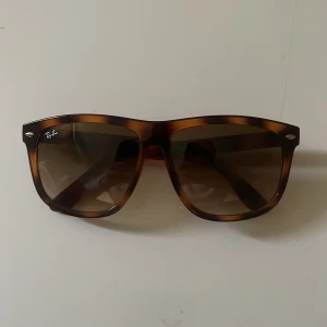 Rayban boyfriends - Säljer nu dessa rayban boyfriends. Har inget kvitto. Storlek 60. Finns inga täcken på användning, inga defekter ingenting. Priset är inte hugget i sten. Bokstäverna RB finns även inristat i glaset(menar inte rayban märket på glaset)
