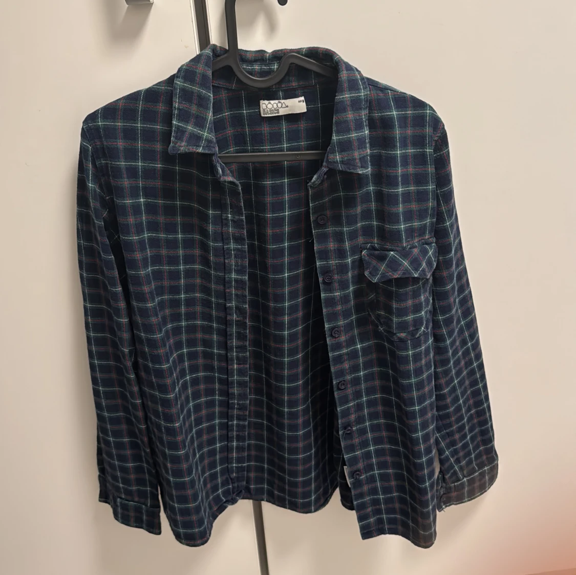 Mörkblå rutig skjorta med ficka