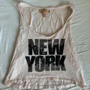 zara crop top linne - Säljer ett snyggt linne från Zara med ett New York-tryck i svart. Linnet är i bra skick och har en avslappnad passform. Pris kan diskuteras! 