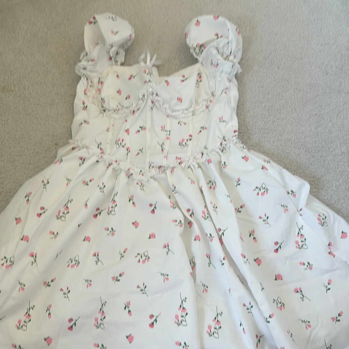 Vit blommig kortklänning med puffärm