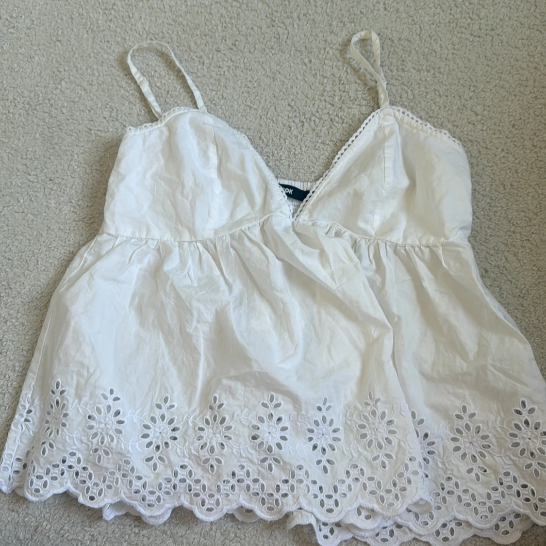 Vit broderad linnetopp från Bik Bok