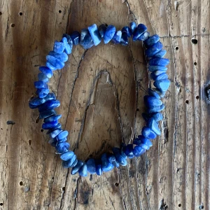 3 söta armband - 1. Sodalit armband 2. Köpt second hand vet inte om det är äkta stenar 3. Armband av träpärlor🌸Hör av dig om du är intresserad av någon/några av dem!