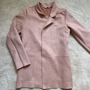 Rosa mocka jacka M ZARA - Pris 229kr från Zara