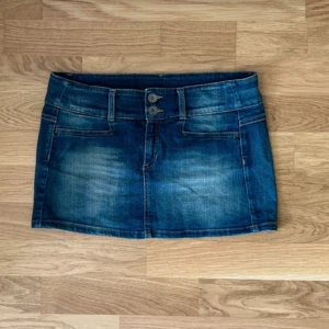 Blå jeanskjol - Snygg blå jeanskjol i mjukt material. Perfekt till sommaren. Kjolen sitter lågmidjat och har en snygg passform. 