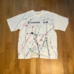 Maison margiela t-shirt - En maison margiela t shirt i nyskick med kvitto och prislapp kvar, storlek s men passar m-l, hör av er vid frågor! Obs texten är bak och fram!