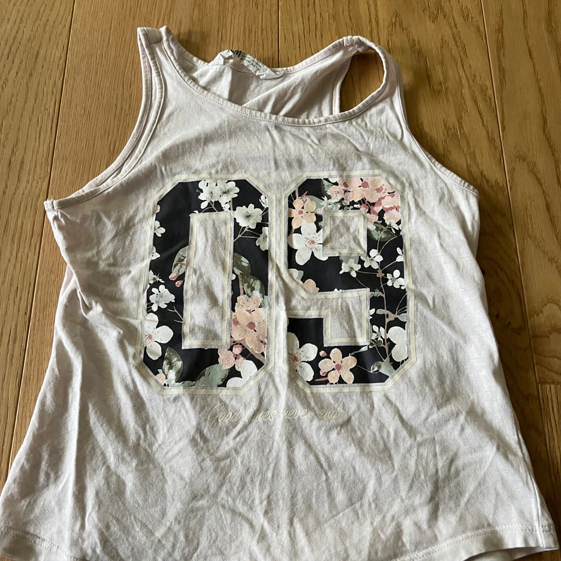 Vit linnetopp med blommigt tryck H&M