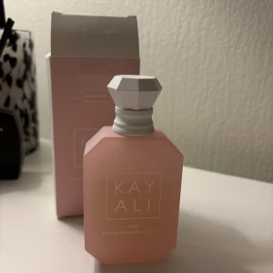 Kayali parfym - Boujee marshmallow  - Kayali parfym, god parfym. Inköpt från Sephora. Det är ca 70-80% kvar. Mer än halva kvar. Fast pris, köp direkt för 750kr! 