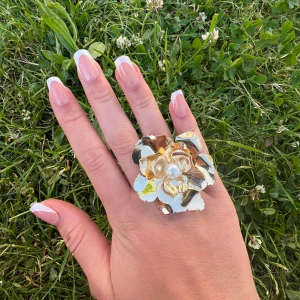 Guldig Blom ring lättvikt  - 99kr ❤️