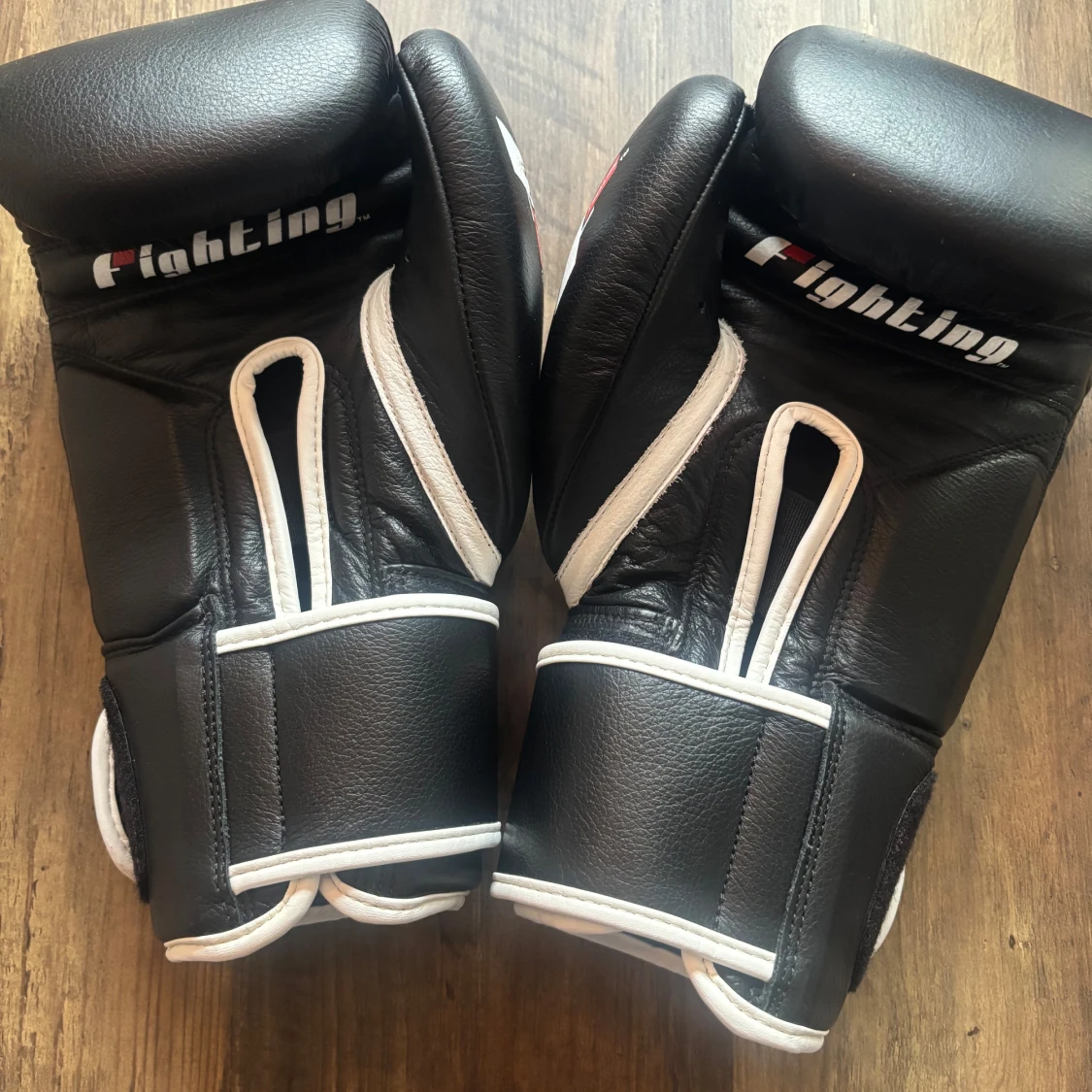 Svarta boxningshandskar från Fighting