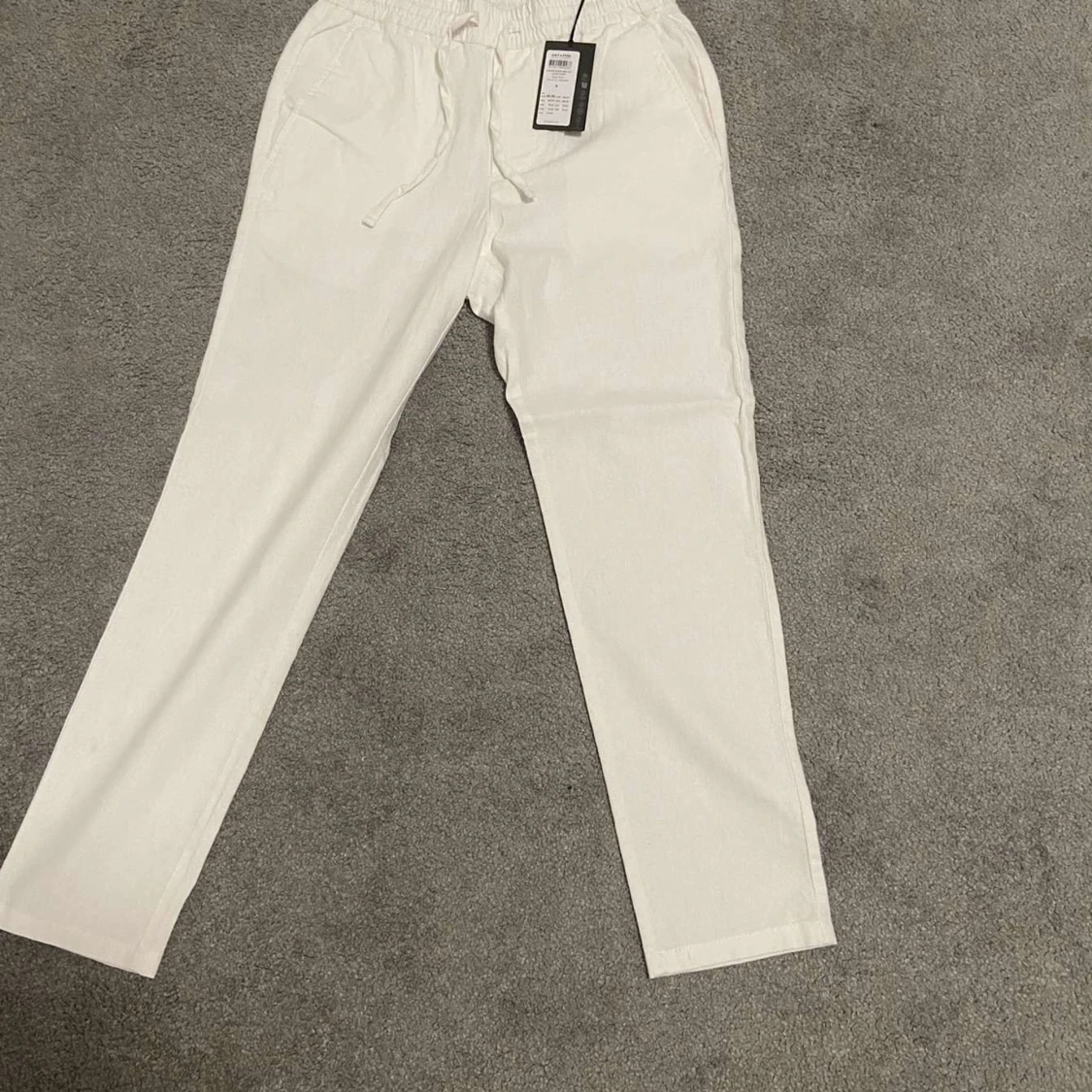 Vita linnebyxor med snörning