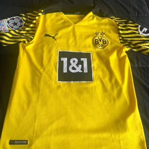 Borussia Dortmund Reus matchtröja  - Gul och svart Borussia Dortmund fotbollströja med Reus och nummer 11 på ryggen. Väldigt bra skick
