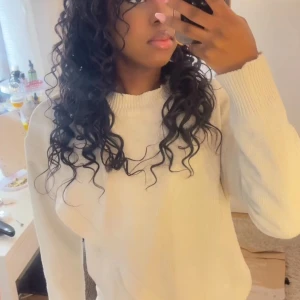 Vit stickad tröja - Säljer en mysig vit stickad tröja med långa ärmar och ribbade muddar. Perfekt för kyligare dagar och enkel att matcha med olika outfits.