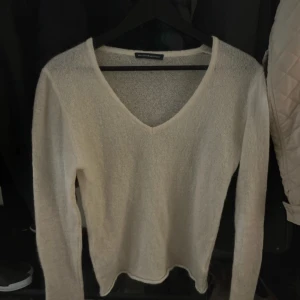 Vit v-ringad tröja från Brandy Melville - Superfin. Aldrig använd .