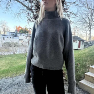 Grå polotröja - Säljer en stilren grå polotröja från Zara. Tröjan har en hög krage och långa ärmar. Knappt använd.☺️