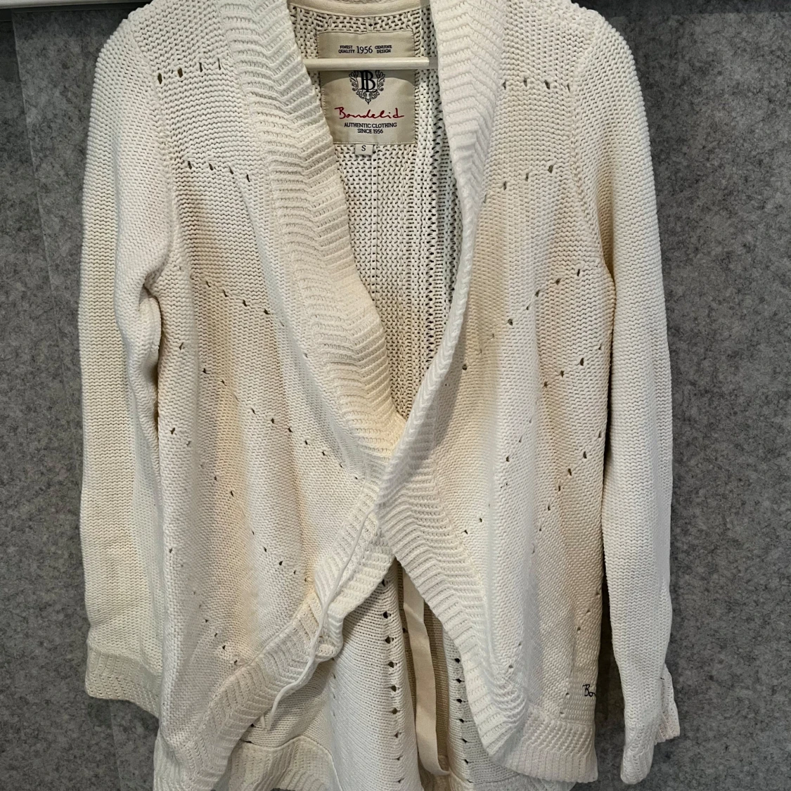 Vit stickad kofta från Bondelid