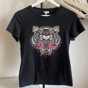 Kenzo T-shirt - Kenzo T-shirt knappt använd ,mycket bra skick 