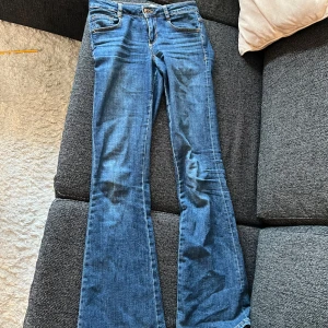 Lågmidjade bootcut jeans  - Innerbenslängden: 80cm (jag är 167 cm) Midjemått rakt över: 36 cm