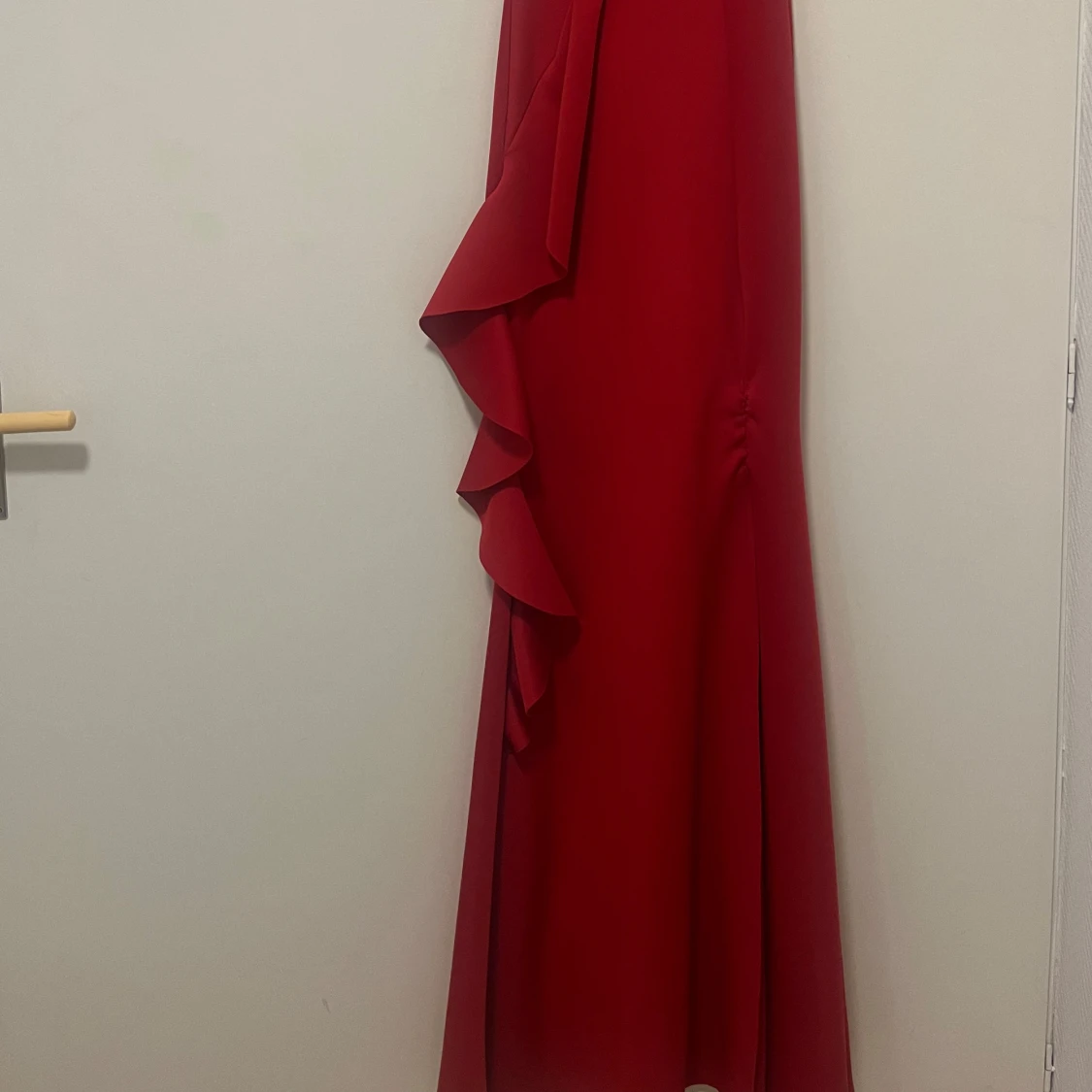 Röd klänning med volangdetaljer - 3