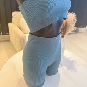 Blå ribbad linnetopp - Snygg blå ribbad linnetopp med en croppad passform. Perfekt för en avslappnad stil eller träning. Toppen har breda axelband och en rund halsringning. Passar perfekt som oversize modell (s/m/l storlek). Jag rekommenderar den varmt.🌸👌