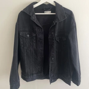 Jeansjacka - Svart oversized jeansjacka från Gina Tricot i storlek S. Använd ett fåtal gånger så den är i väldigt fint skick!