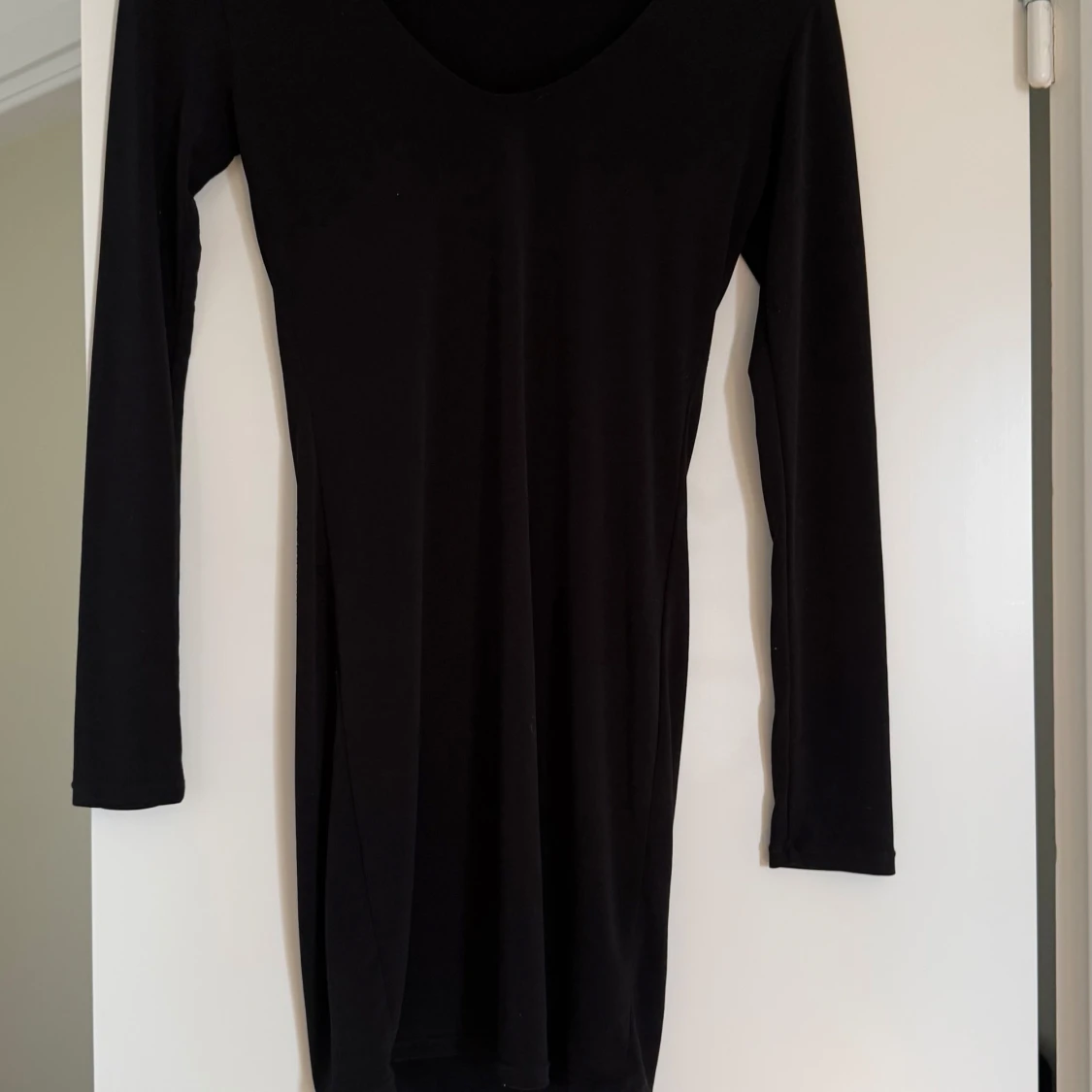 Svart långärmad klänning från Motel - 1