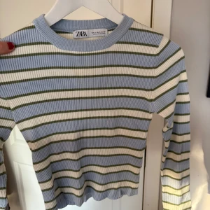 Randig ribbad tröja från Zara - Säljer en  ribbad tröja från Zara i blått, vitt!💞💞kommer ej till användning 