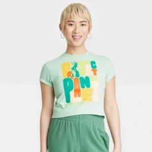 Grön t-shirt med tryck från Happy Earth - Säljer en grön t-shirt från Happy Earth med färgglatt tryck som säger 'Protect Our Planet'. T-shirten är kortärmad och tillverkad av hållbar bomull och återvunnen polyester. Perfekt för den miljömedvetna! 🌍