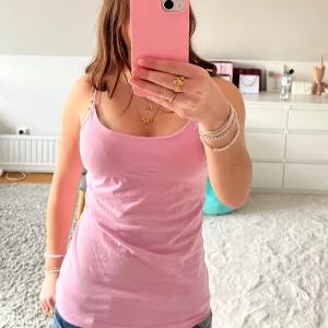 Rosa linne - köpt på Ullared och aldrig använd🍸🤍  Storlek S som passar XS också💞 kolla gärna andra saker jag säljer vill gärna få sålt allt då jag ska till usa!