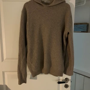 Beige stickad cashmere blend hoodie från MNG - Säljer en stilren beige stickad hoodie från MNG. Väldigt bra skick!                                                     Storlek M 