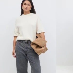 Vit stickad tröja - Säljer en superfin vit stickad tröja med korta ärmar. Skriv om frågor🩷