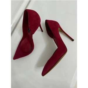 Röda mocka klackskor - Har för stora fötter för dessa fina klack, nästan aldrig använda som ni ser på bild, dustbag ingår och fraktar skorna med Mytheresa låda.  