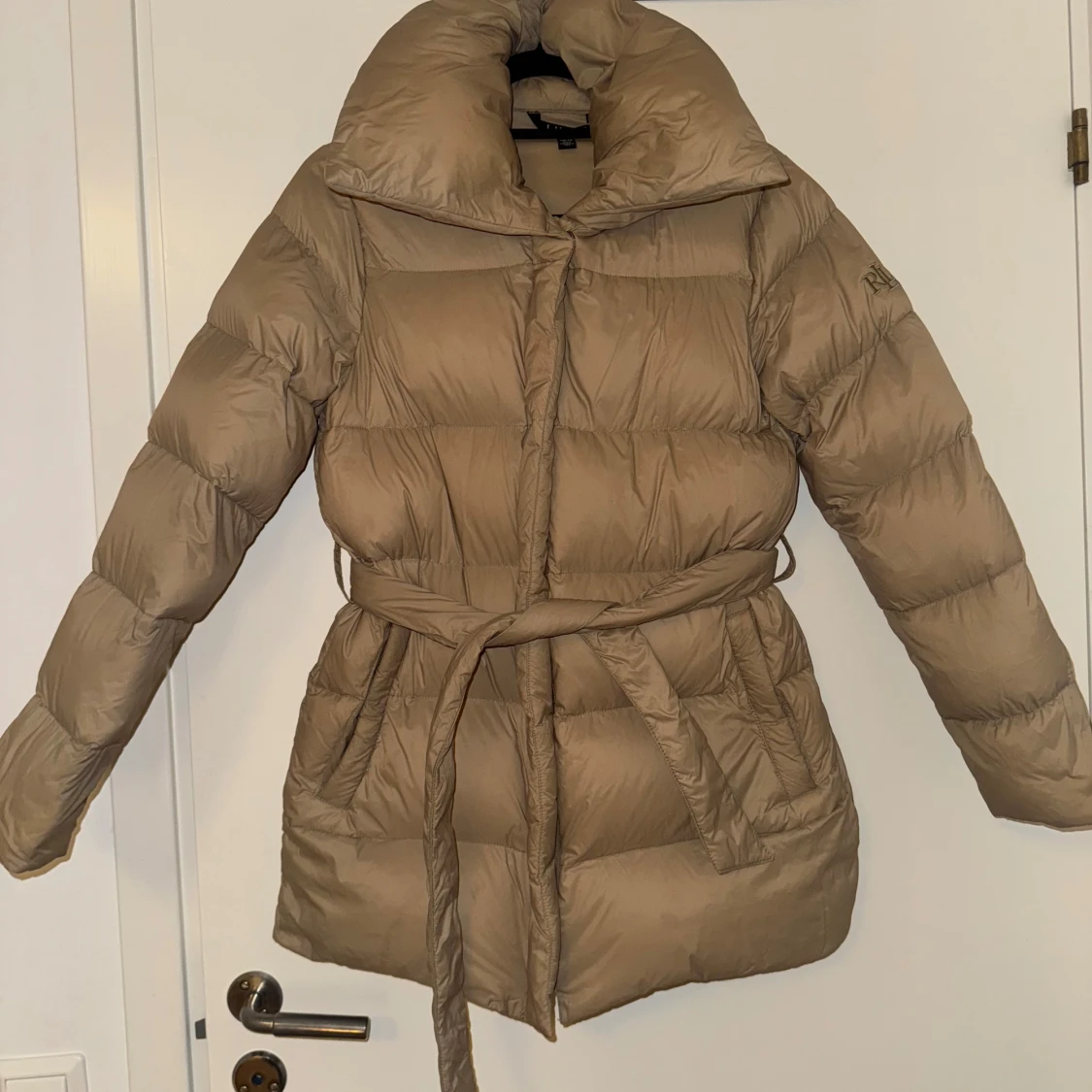 Beige dunjacka med bälte ifrån Ralph lauren
