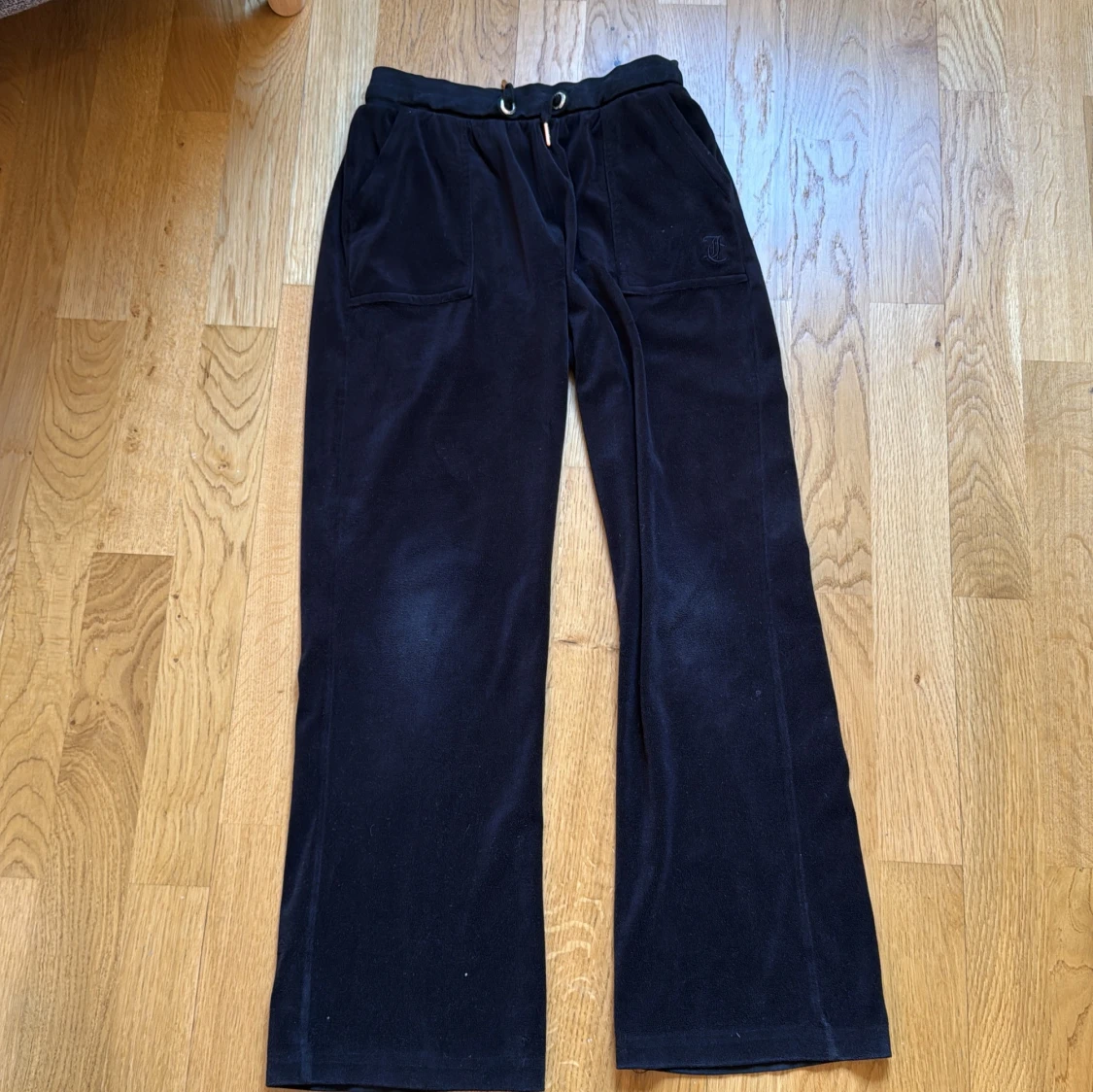 Svarta byxor från Juicy Couture - 1