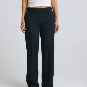 Svarta kostymbyxor - Svarta kostymbyxor från bikbok, dem är mid waist och raka i modellen. Modellen heter Maddie 