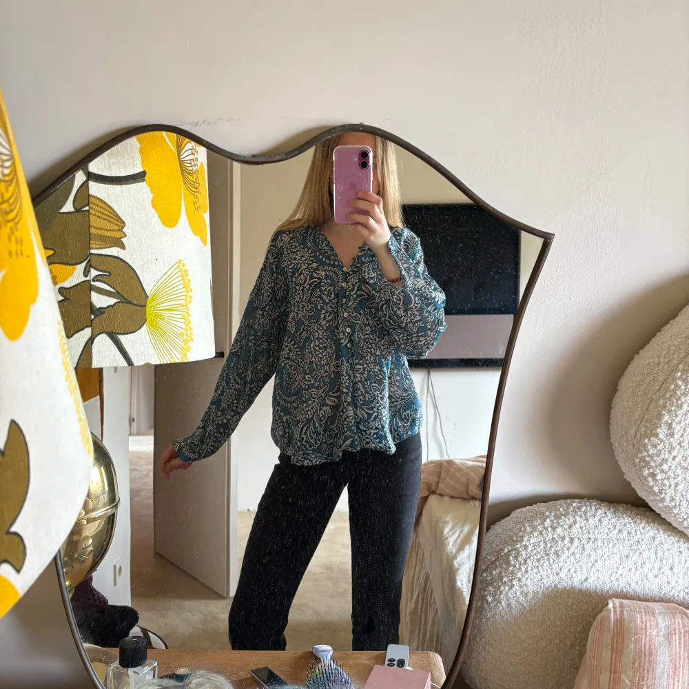 Säljer min jättefina blus från Zara då den inte kommer till användning längre. Köpt för 350 kr. Skriv för fler bilder eller vid intresse 💕🙏🏼. Puserot.