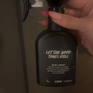 Let The Good Times Roll Body Spray från Lush - En kroppsspray från Lush med namnet 'Let The Good Times Roll'. Flaskan är svart med vit text och har en praktisk sprayfunktion. Doften beskrivs som en söt och smörig popcornupplevelse som garanterat träffar rätt.