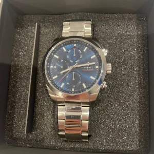 Silverfärgad klocka  - Säljer min Snygga och stilren klocka från GANT. Kom aldrig till användning. 