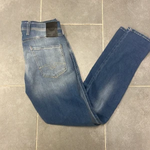 Blå jeans från Replay anbssss  - Snygga blå jeans från Replay med en klassisk femficksdesign och ljusa tvättade detaljer. De har en knappgylf och är perfekta för en avslappnad stil. Skick 9,5/10
