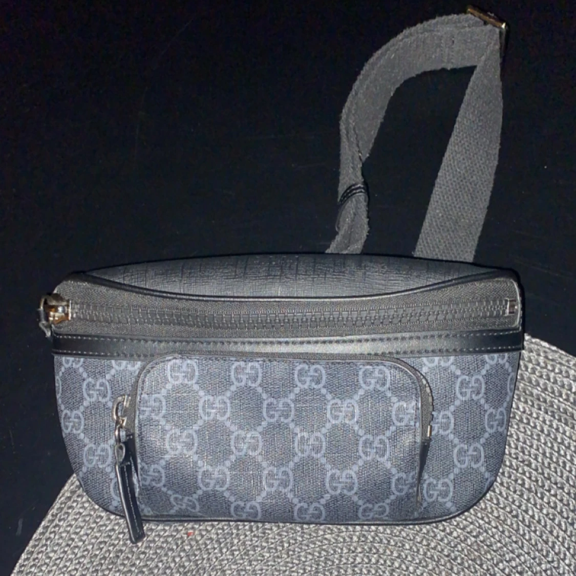 Svart och grå axel/midjeväska med mönster