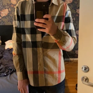 Burberry skjorta - Äkta burberryskjorta köpt på farfetch, kvitto finns på sista sliden den är i princip oanvänd då den inte passar mej pris kan diskuteras 