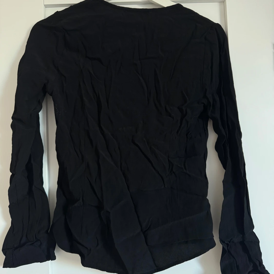Svart långärmad topp med knyt fram  - 1