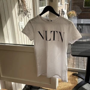 Valentino t shirt  - Säljer denna feta valentino t shirt. Size s| skick 8/10 inga defekter eller skador på trycket. Kan gå ner i pris vid snabb affär. Hör av dig vid frågor!🤩
